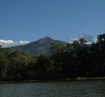 L’himalaya vu du lac Fewa