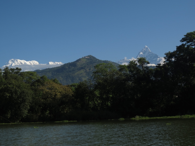 Vue du Macchapuchre et du Dhaulagiri à partir du lac Fewa